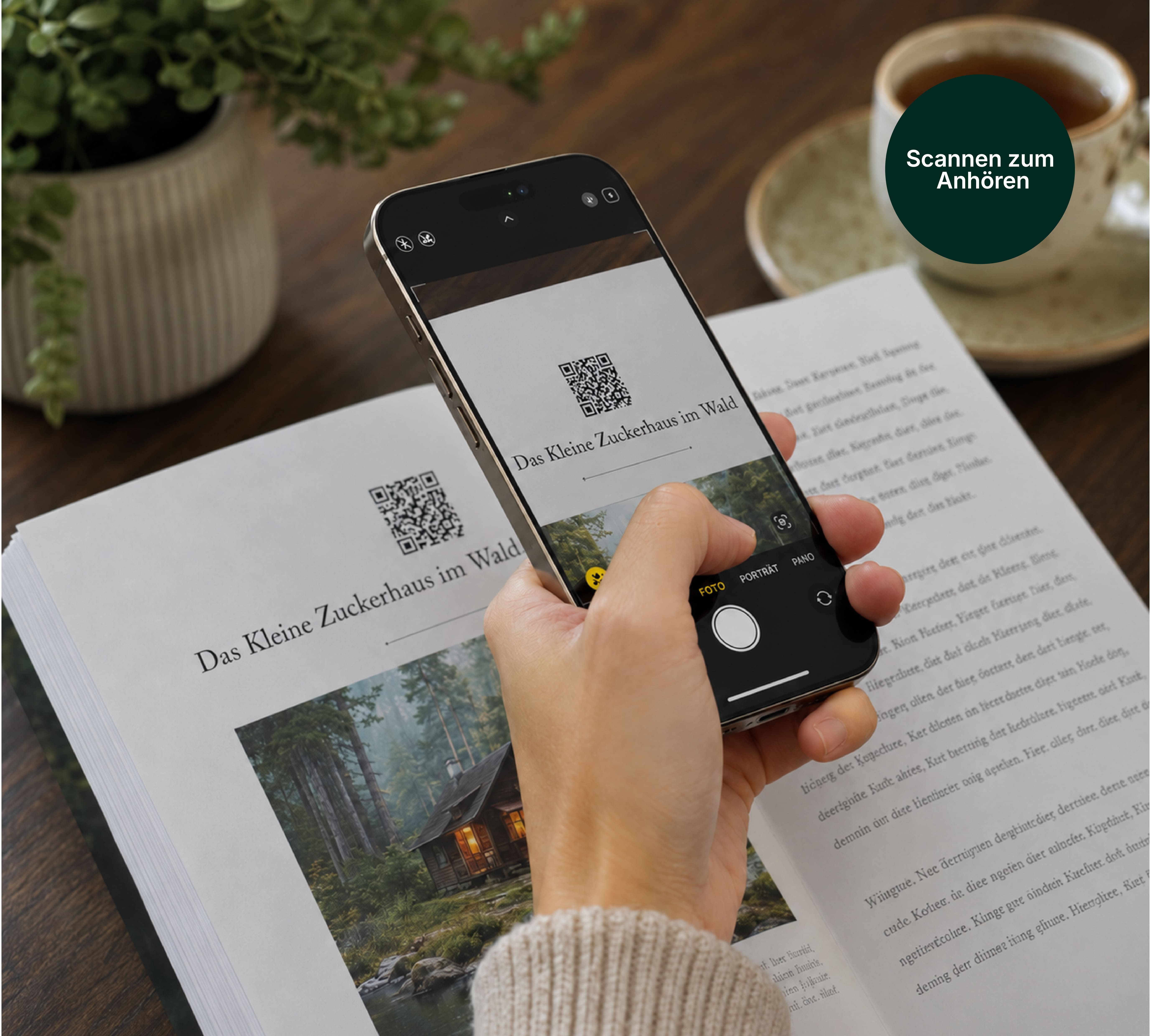 Handy scannt den QR-Code im Buch — die Stimme anhören